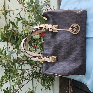 Michael Kors Grayson satchel Preowned, in good conditon.